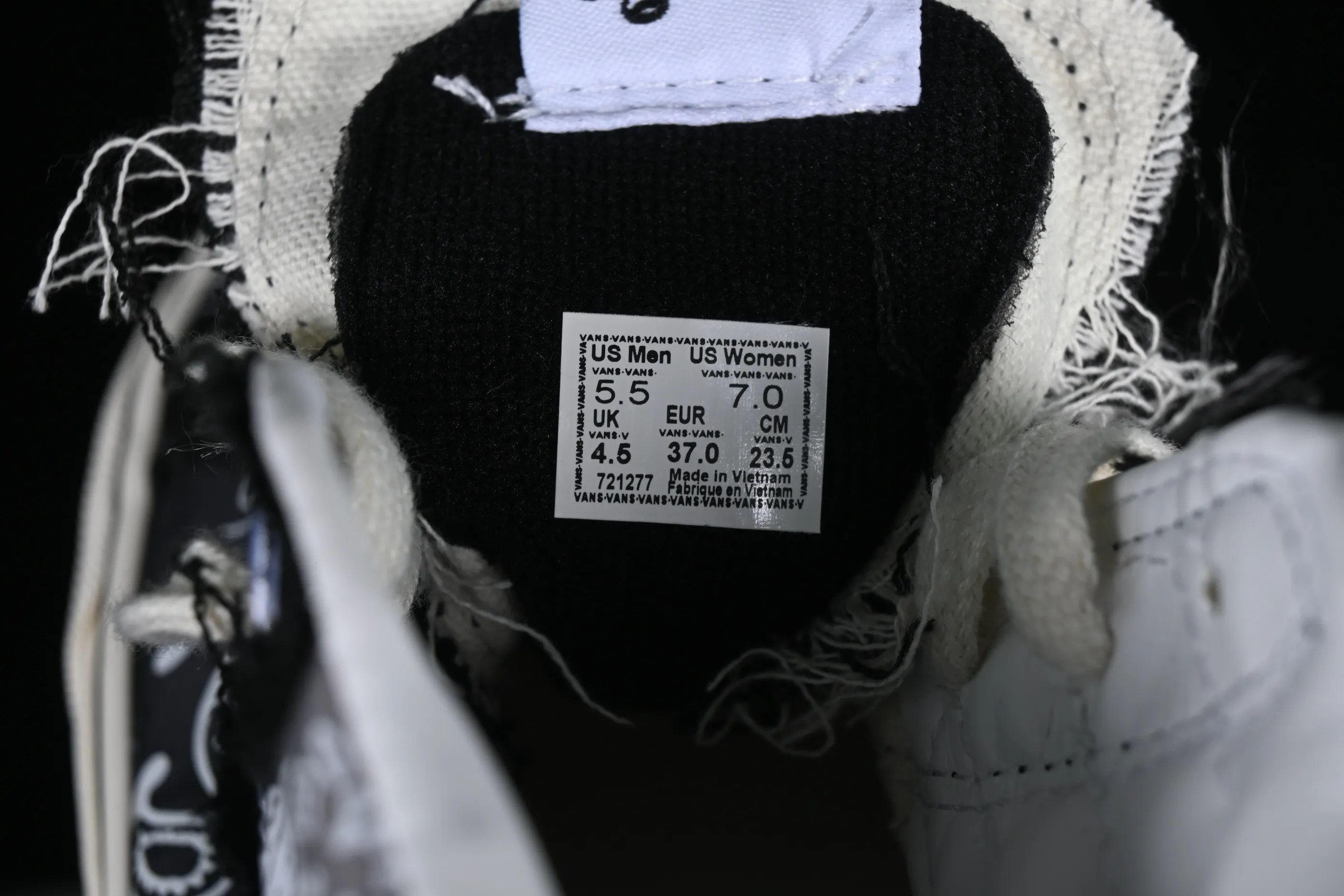 All categories Vans Vans series Vans Hi Vans high-top Vault by Vans x Invincible joint series high-top casual sneakers VN000CDDBP6